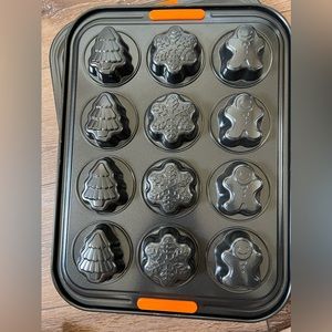 Le Creuset 12 Cup Non-Stick Bakeware Cupcake Muffin Tray Pan Lot of 2